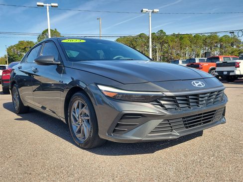 Used 2024 Hyundai Elantra SEL image 2