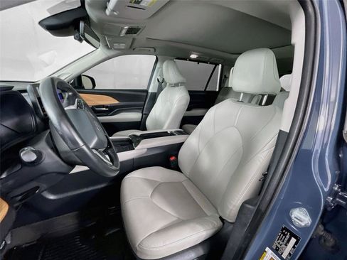 Used 2024 Toyota Grand Highlander AWD image 22