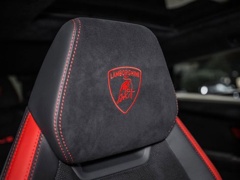 Used 2024 Lamborghini Urus Performante AWD/4WD image 27