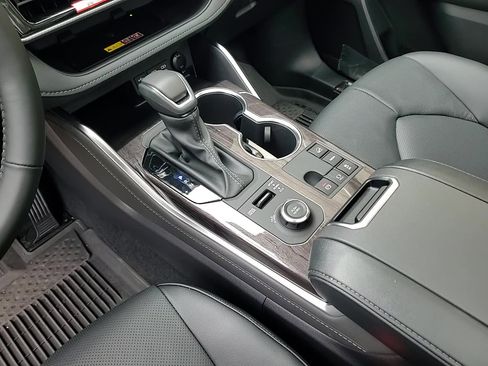 New 2025 Toyota Highlander Platinum image 18