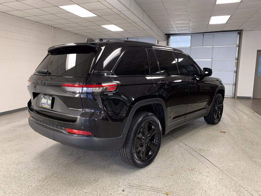 Used 2023 Jeep Grand Cherokee Altitude AWD/4WD image 8