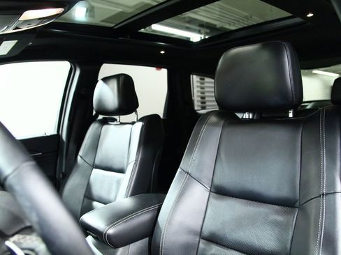 Used 2017 Jeep Grand Cherokee Limited w/ Luxury Group II image 18