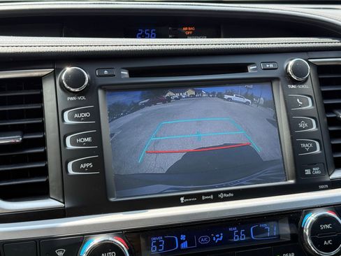 Used 2017 Toyota Highlander SE image 30