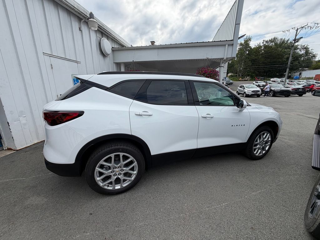 New 2025 Chevrolet Blazer LT w/ Convenience Package AWD/4WD image 6