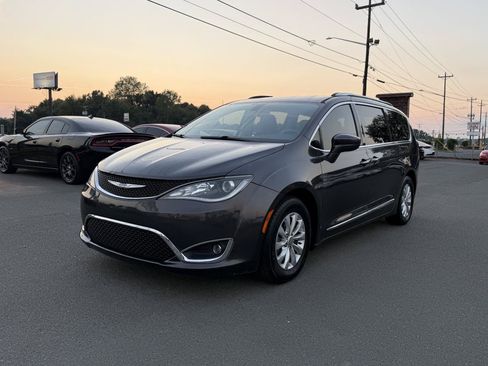 Used 2018 Chrysler Pacifica Touring-L Plus FWD image 3
