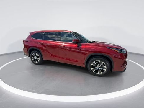 Used 2022 Toyota Highlander XLE FWD image 9