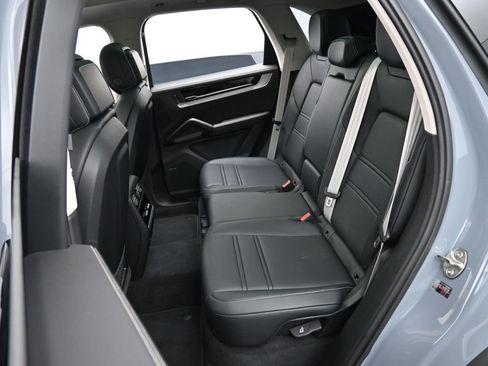 Certified 2025 Porsche Cayenne Turbo AWD/4WD image 25