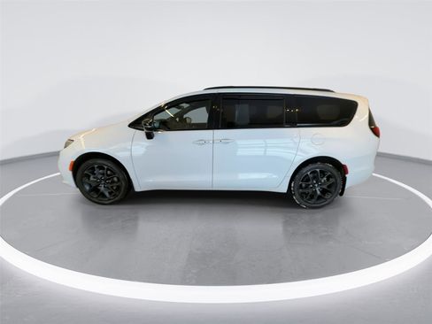 Used 2024 Chrysler Pacifica Limited w/ S Appearance Package image 4