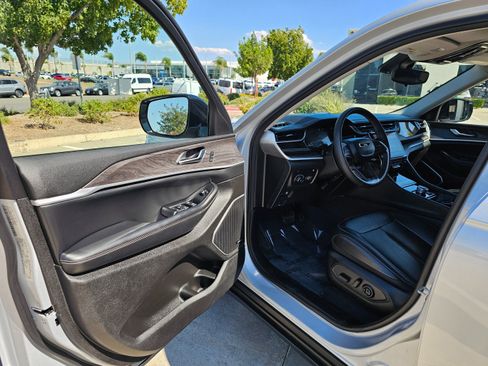 Used 2023 Jeep Grand Cherokee 4WD 4xe image 15