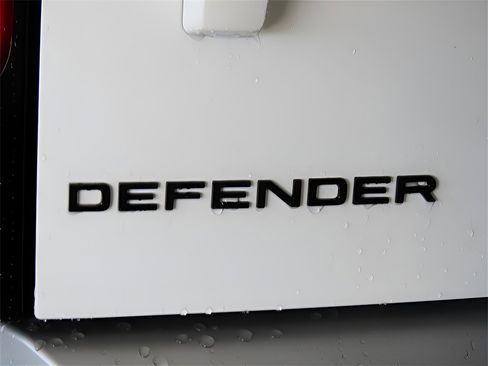 Used 2025 Land Rover Defender 90 S image 9
