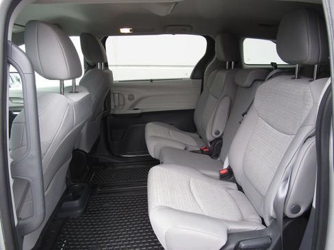 Used 2024 Toyota Sienna LE AWD/4WD image 16