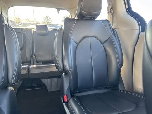 Used 2023 Chrysler Pacifica Touring-L image 14