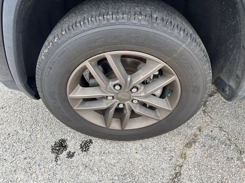 Used 2016 Jeep Grand Cherokee Laredo 75th Anniversary image 11