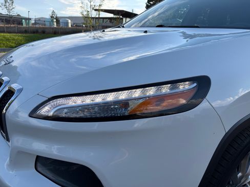 Used 2017 Jeep Cherokee Limited AWD/4WD image 9