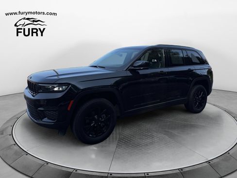 Used 2025 Jeep Grand Cherokee Altitude AWD/4WD image 8
