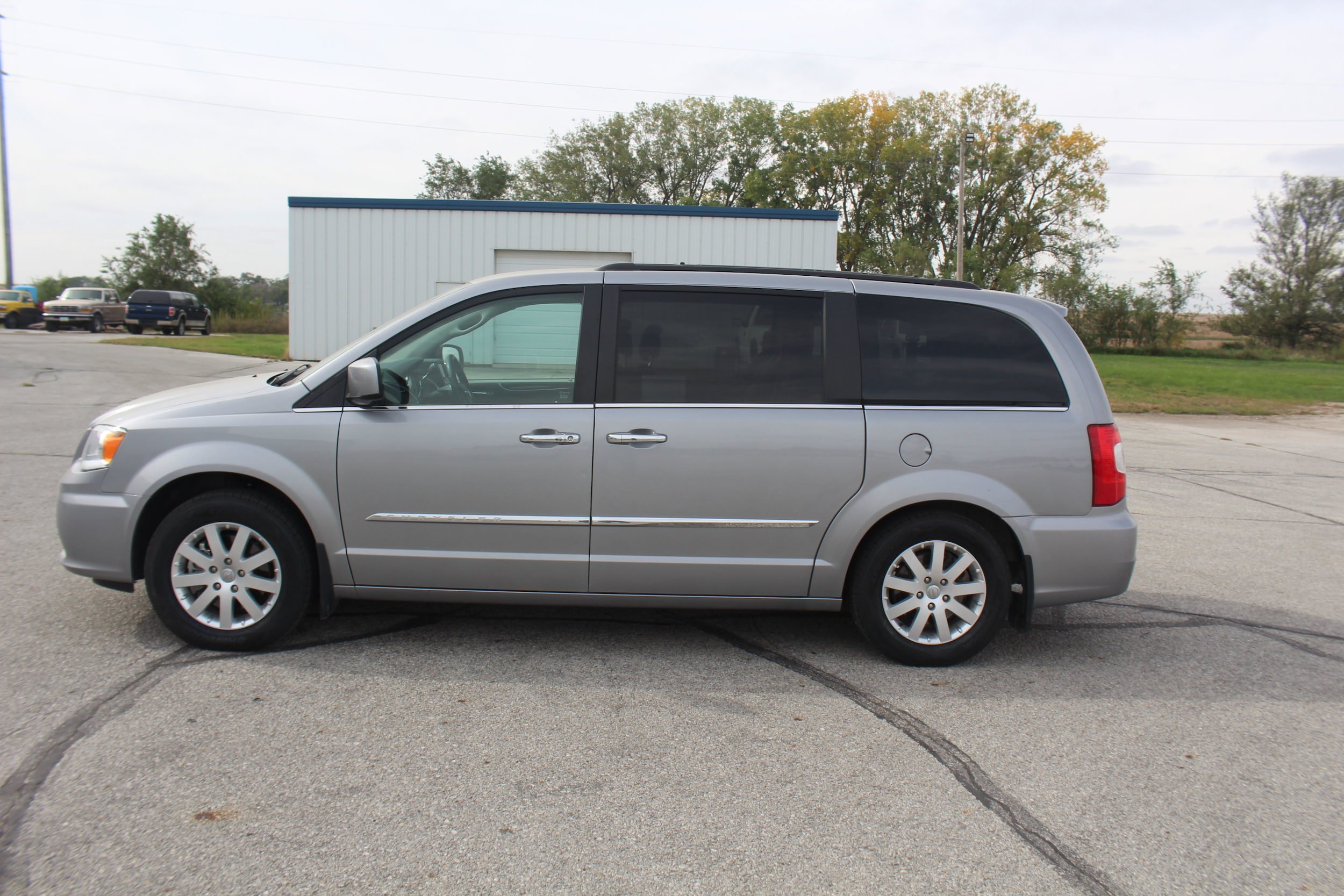 Used 2015 Chrysler Town & Country Touring w/ Trailer Tow Group FWD image 2