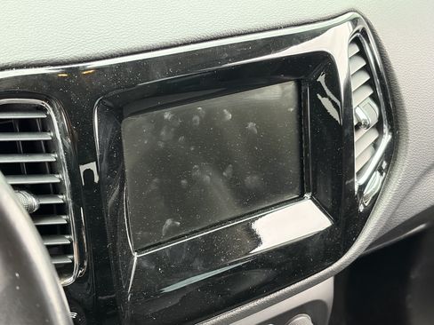 Used 2019 Jeep Compass Latitude FWD image 6
