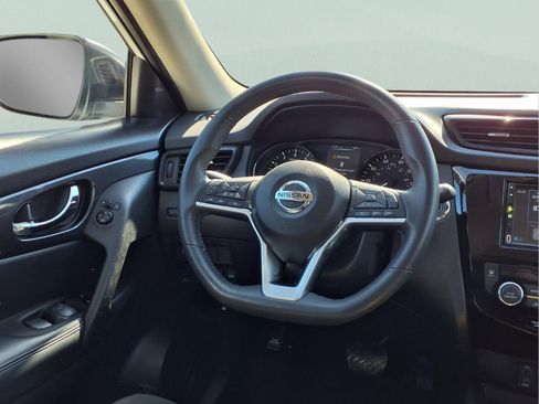 Used 2017 Nissan Rogue SV image 14