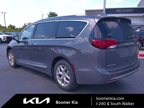 Used 2017 Chrysler Pacifica Touring-L Plus w/ Uconnect Theatre Group FWD image 3