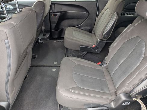 Used 2021 Chrysler Pacifica Touring AWD/4WD image 16