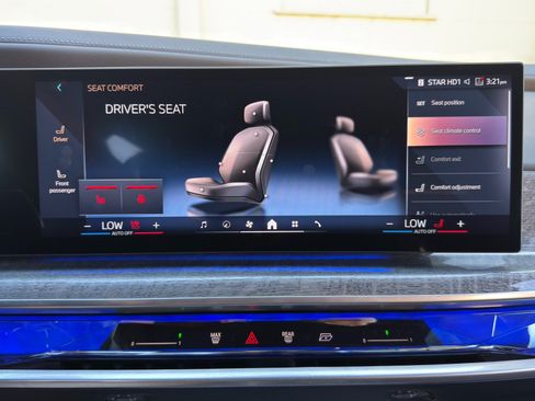 Used 2024 BMW 740i w/ Premium Package 2 RWD image 32
