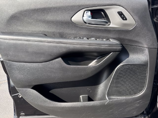 Used 2025 Chrysler Pacifica Select FWD image 10