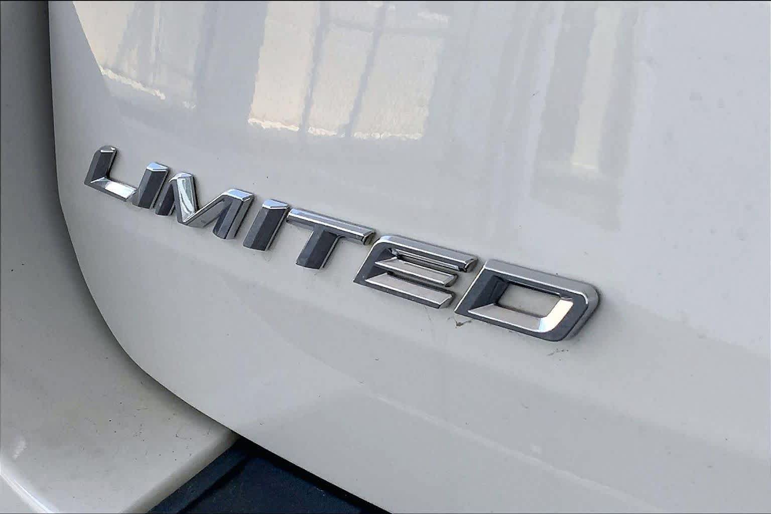 Used 2024 Ford Explorer Limited w/ Limited Technology Package RWD image 10