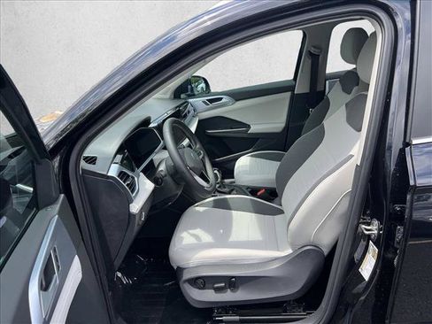 Used 2025 Volkswagen Taos SE FWD image 15