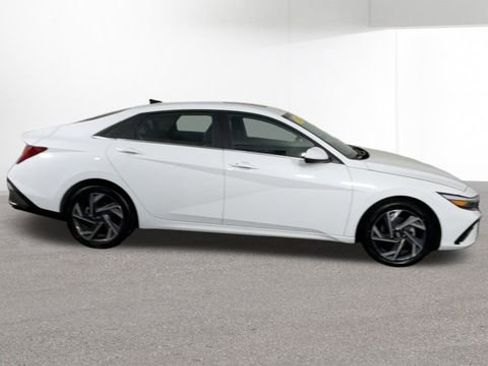 Used 2025 Hyundai Elantra SEL image 10