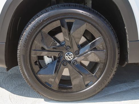 New 2025 Volkswagen Taos SE w/ Panoramic Sunroof Package image 11