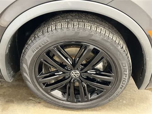 Certified 2022 Volkswagen Tiguan SE R-Line image 5