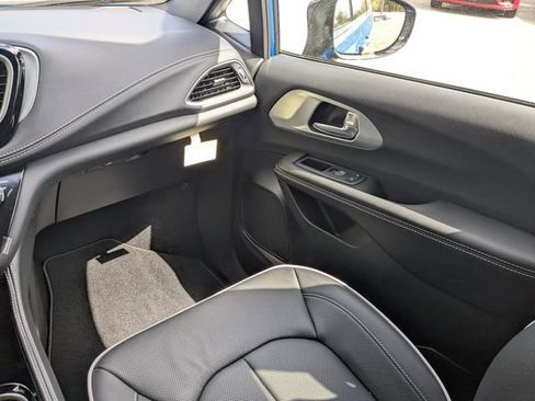 New 2026 Chrysler Pacifica Limited w/ S Appearance Package FWD image 17