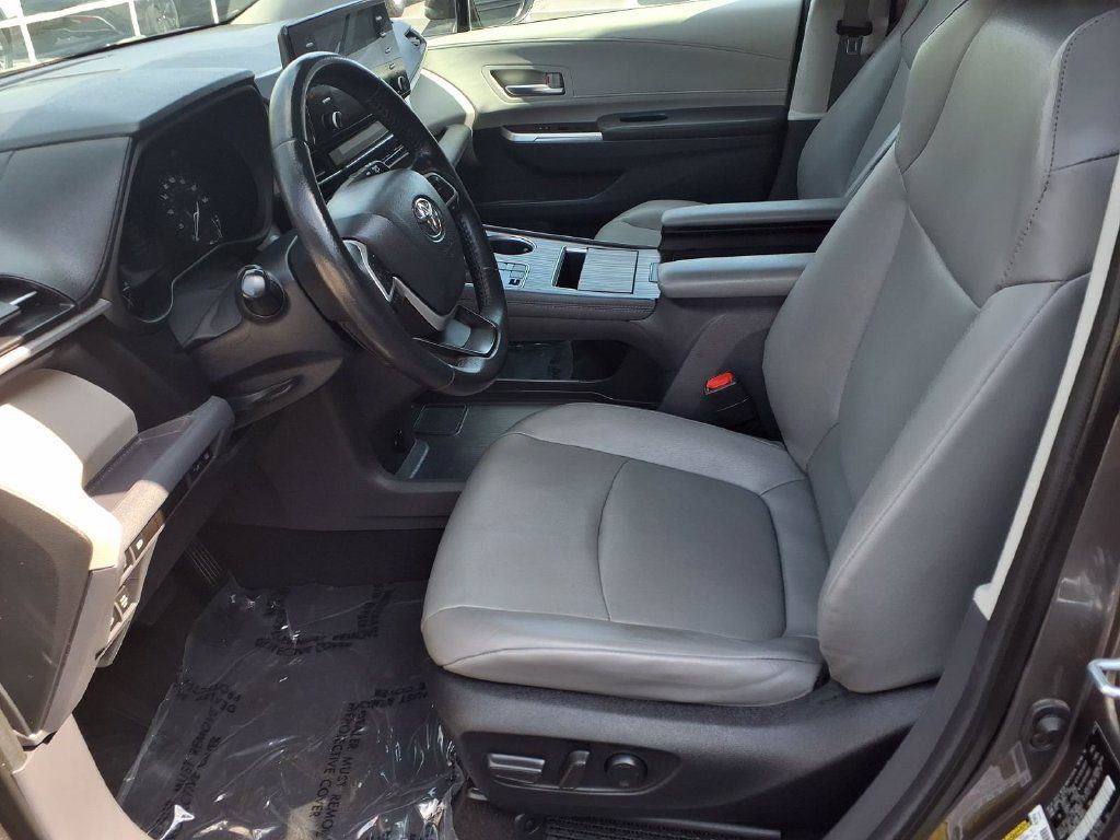 Certified 2024 Toyota Sienna XLE FWD image 18