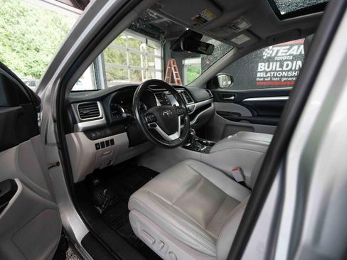 Used 2019 Toyota Highlander XLE AWD/4WD image 8