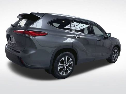 Used 2020 Toyota Highlander XLE image 25