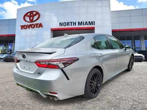 Used 2024 Toyota Camry SE image 4