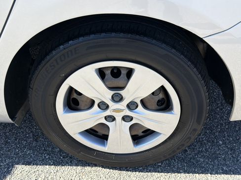 Used 2017 Chevrolet Cruze LS image 25