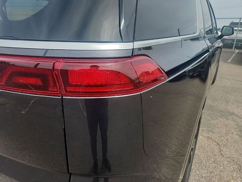 Used 2023 Kia Carnival EX image 12