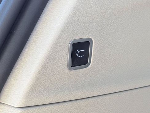Used 2023 Chrysler Pacifica Touring-L FWD image 34