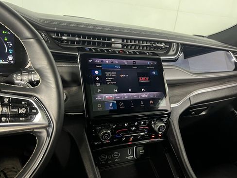 Used 2022 Jeep Grand Cherokee Overland w/ Advanced Protech Group III image 18