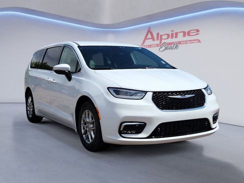 Used 2023 Chrysler Pacifica Touring-L FWD image 7