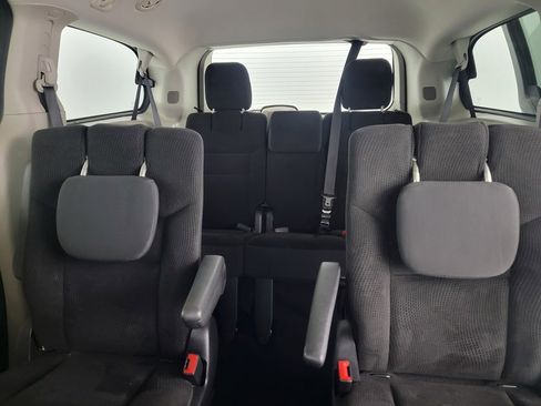 Used 2019 Dodge Grand Caravan SE w/ UConnect Hands-Free Group image 13