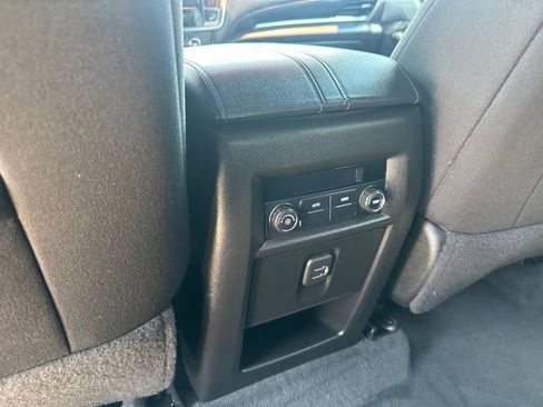 Used 2022 Chevrolet Traverse LT FWD image 16
