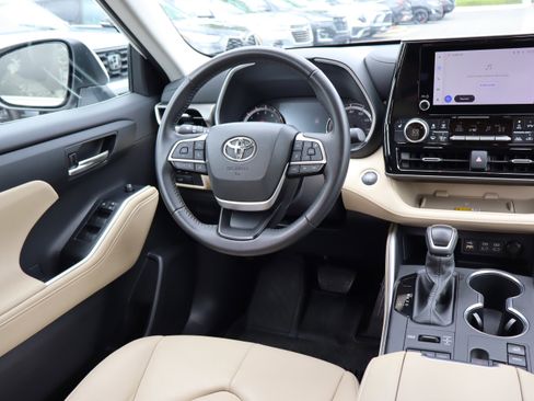 Used 2024 Toyota Highlander XLE AWD/4WD image 12