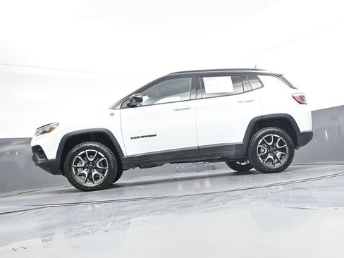 Used 2025 Jeep Compass Trailhawk w/ Trailhawk Convenience Group AWD/4WD image 49