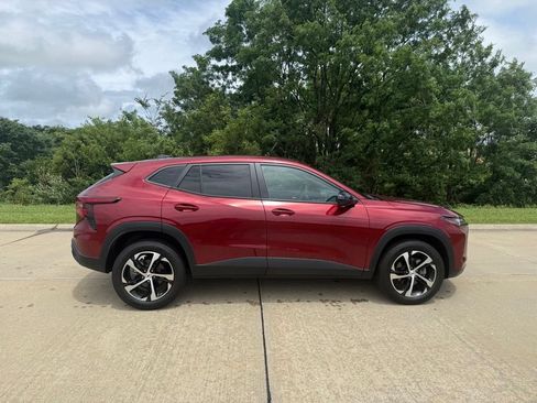 Used 2024 Chevrolet Trax RS w/ Driver Confidence Package FWD image 2
