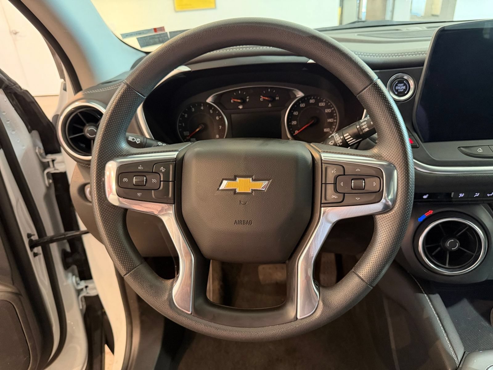 Used 2025 Chevrolet Blazer LT FWD image 27