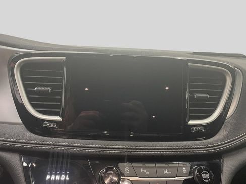 Used 2023 Chrysler Pacifica Touring FWD image 15