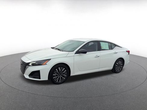 Used 2025 Nissan Altima 2.5 SV FWD image 10