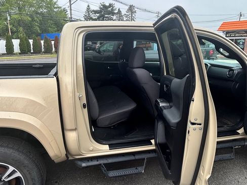 Used 2018 Toyota Tacoma TRD Sport AWD/4WD image 7